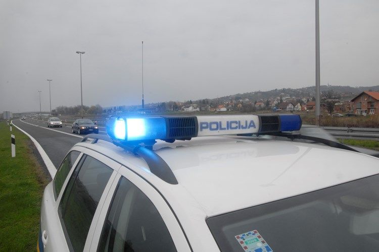 UDARIO GA AUTOM PA SLETIO NA KROV U neseći kod Kršana ozlijeđene tri osobe